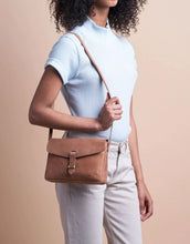 Laden Sie das Bild in den Galerie-Viewer, Tasche Ally Midi I Camel Hunter
