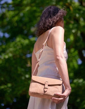Laden Sie das Bild in den Galerie-Viewer, Tasche Ally Midi I Camel Hunter
