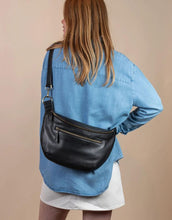 Laden Sie das Bild in den Galerie-Viewer, Bauchtasche Drew Maxi Bum Bag I Black Soft Grain
