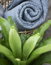 Laden Sie das Bild in den Galerie-Viewer, Quilt Decke I Blau mit Pünktchen
