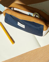 Laden Sie das Bild in den Galerie-Viewer, Federtasche Plot I Midnight Navy / Sea Blue
