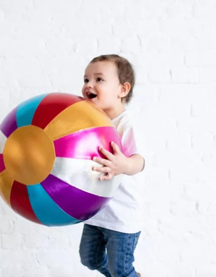 Großer, bunter Ball für Kinder zum indoor spielen