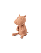 Laden Sie das Bild in den Galerie-Viewer, Stofftier Hedvig Teddy M I Hippo Tuscany Rose

