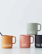 Laden Sie das Bild in den Galerie-Viewer, Porzellan Becher Favourite Cup mit Henkel I Smile
