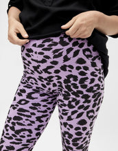 Laden Sie das Bild in den Galerie-Viewer, Umstandsleggings Maj I African Violet/Black Leo
