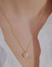 Laden Sie das Bild in den Galerie-Viewer, Pearl Heart Charm I Gold
