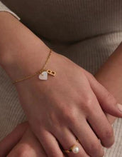 Laden Sie das Bild in den Galerie-Viewer, Pearl Heart Charm I Gold
