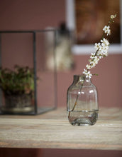 Laden Sie das Bild in den Galerie-Viewer, Vase Shaped Grey I Mini

