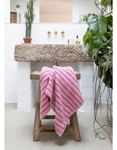 Laden Sie das Bild in den Galerie-Viewer, Badehandtuch 70x140cm I Baby Pink/Sky Patrol
