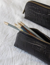 Laden Sie das Bild in den Galerie-Viewer, Pencil Case Large I Black Croco
