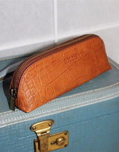 Laden Sie das Bild in den Galerie-Viewer, Pencil Case Large I Cognac Croco
