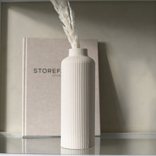 Laden Sie das Bild in den Galerie-Viewer, Vase Ådala Beige
