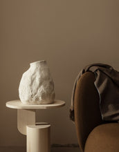 Laden Sie das Bild in den Galerie-Viewer, Vase Vulca Medium I Off-White

