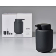 Laden Sie das Bild in den Galerie-Viewer, Seifenspender Ume Black
