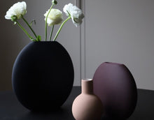 Laden Sie das Bild in den Galerie-Viewer, Vase Pastille 20cm I Black
